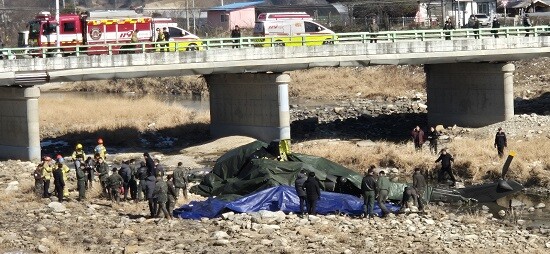 육군 코브라 헬기 사고 현장에 군 관계자와 소방 당국이 급파되어 추가 피해 상황을 확인하고 사고 수습에 만전을 기하고 있다. 사진=최남일 기자