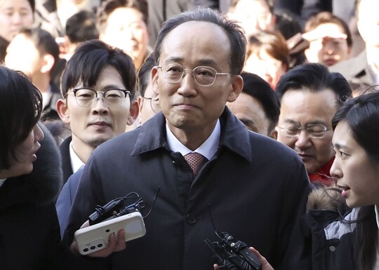 계엄 해제 표결 방해 혐의를 받는 추경호 전 국민의힘 원내대표가 2025년 12월 2일 서울중앙지법에서 열린 영장실질심사(구속 전 피의자 심문)에 출석하고 있다. 사진=박정훈 기자