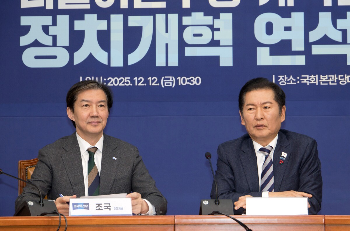 조국 조국혁신당 대표(왼쪽)와 정청래 더불어민주당 대표. 사진=이종현 기자