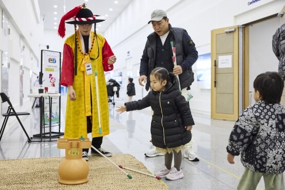 2025년 설날 과학체험행사 민속놀이 미션 참여 모습. 사진=국립부산과학관 제공