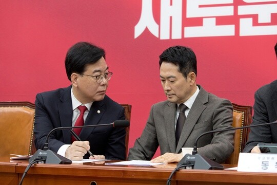 1월 29일 오전 서울 여의도 국회에서 열린 국민의힘 최고위원회의에서 장동혁 대표와 송언석 원내대표가 얘기를 나누고 있다. 사진=이종현 기자