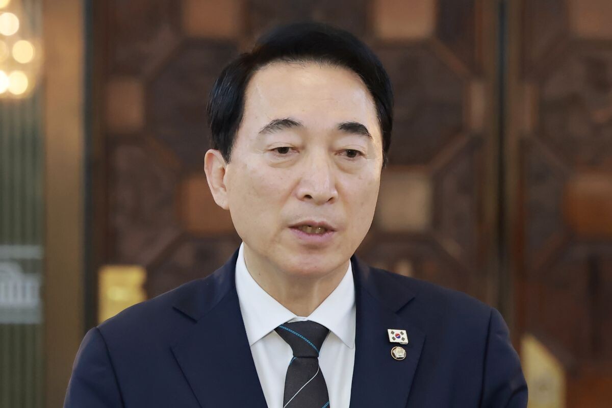 박수현 수석대변인이 10일 국회에서 조국혁신당과의 합당 논의를 주제로 열린 비공개 의원총회를 마치고 논의 내용을 브리핑하고 있다. 사진=연합뉴스