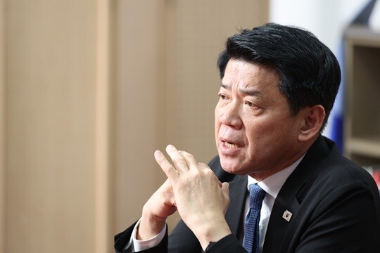 김준형 조국혁신당 의원이 2025년 8월 28일 오후 국회 의원회관에서 만나 지난 이재명 정부의 한미정상회담 평가와 외교 상황에 대해 일요신문과 이야기를 나누고 있다. 사진=박은숙 기자