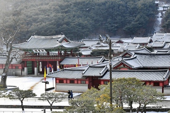 2026년 설 명절 연휴 기간 중 매일 운영하는 수원화성행궁의 설경. 사진=수원시 제공