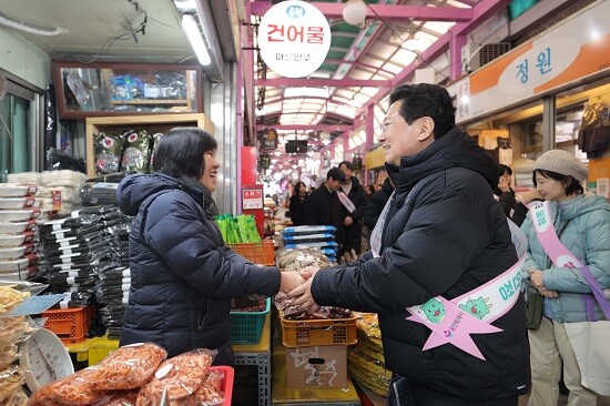 이상일 용인특례시장이 10일 용인중앙시장을 방문해 상인들과 인사를 나누고 있다. 사진=용인특례시 제공