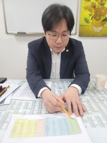 이주훈 경기 광주시 의원이 재활용품 저가매각 관련 자료를 설명하고 있다. 사진=정원평 기자