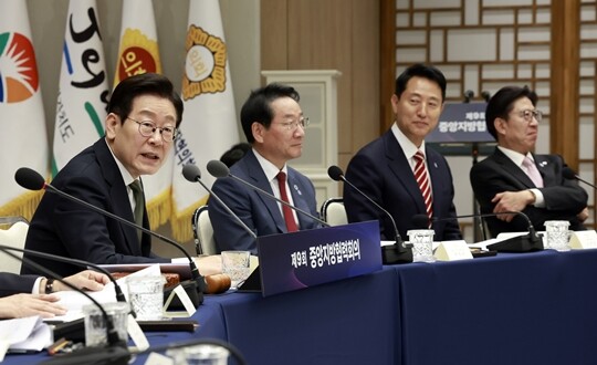 이재명 대통령이 2025년 11월 용산 대통령실에서 열린 중앙지방협력회의에서 발언하고 있다. 이 대통령 오른쪽부터 유정복 인천시장, 오세훈 서울시장, 박형준 부산시장. 사진=연합뉴스