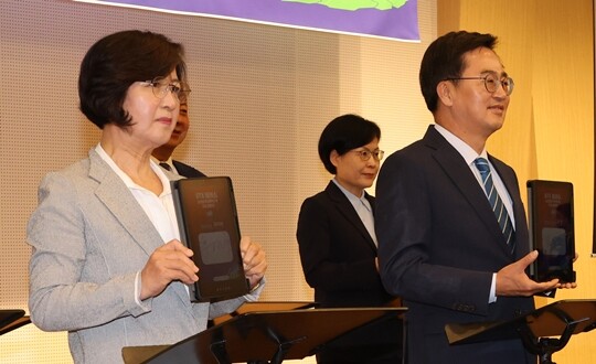 2024년 서울 여의도 국회도서관에서 열린 ‘GTX 플러스 상생협력 협약식’에 참석한 김동연 경기지사와 추미애 의원. 사진=연합뉴스