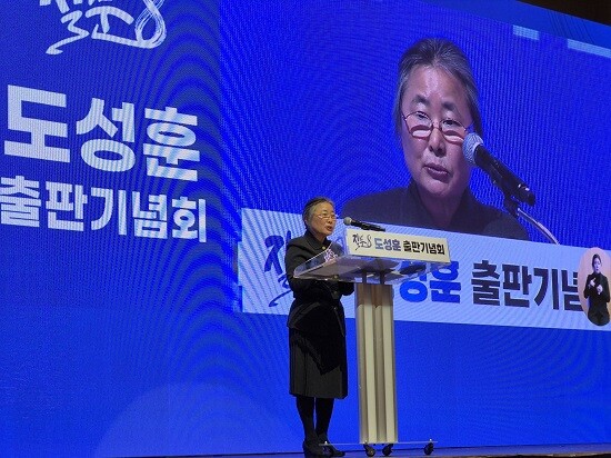 강순원 한신대 명예교수가 도성훈 교육감의 '질문 8'에 대해서 설명하고 있다. 사진=박창식 기자