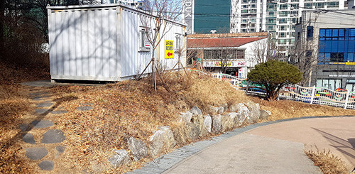 남구 강당골 테니스장·파크골프장 입구에 설치된 컨테이너 2동. 사진=최창현 기자