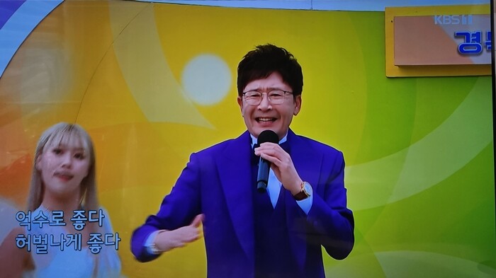 이부영은 삶을 긍정하는 메시지를 담은 ‘산다는게 좋다’ 무대에서 유쾌한 퍼포먼스로 관객들의 공감을 이끌어 내고 있다. 사진=DBC대한방송제작미디어 제공