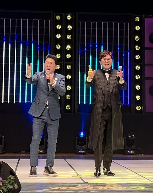 강진, 박상철, 소명 등이 자발적으로 이부영의 ‘산다는게 좋다’ 무대에 올라 함께 노래를 부르며 퍼포먼스를 나누고 있다. 사진=DBC대한방송제작미디어