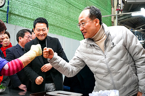 11일 추경호 대구시장 출마예정자가 서문시장 상인과 인사를 나누고 있다. 사진=추경호 의원실 제공