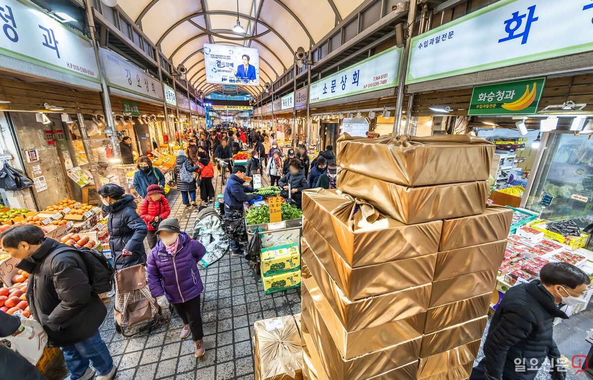 4일 서울 동대문구 청량리전통시장 곳곳에 선물용 과일 상자가 높이 쌓여 있다.