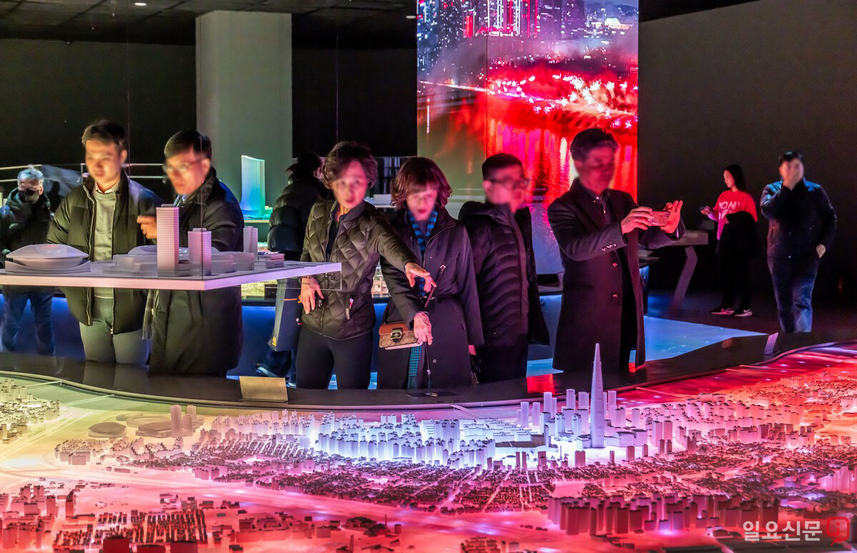 조명·영상 연출에 따라 변화하는 서울 지도 모형.