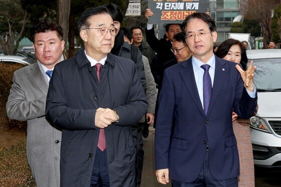 일산신도시 선도지구 강촌마을 현장점검에 나선 이동환 고양특례시장(오른쪽)과 김윤덕 국토교통부 장관(왼쪽). 사진=고양특례시 제공