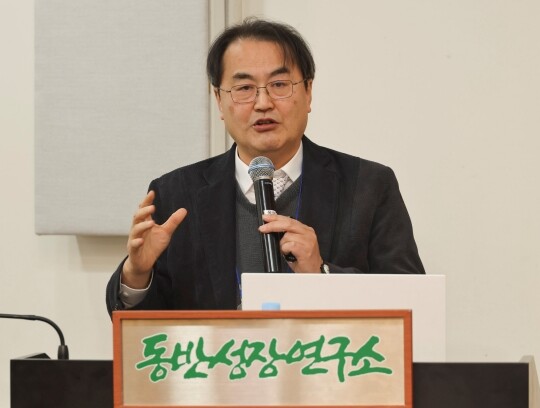 2월 11일 오후 서울 관악구 서울대학교 호암교수회관에서 열린 제126회 동반성장포럼에서 지만수 한국금융연구원 선임연구위원이 강연을 하고 있다. 사진=박정훈 기자