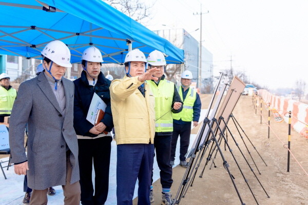 이권재 오산시장이 지난 11일 경부선철도 횡단도로 개설공사 추진 현장에서 공사 추진 상황에 대한 점검을 하고 있다. 사진=오산시 제공