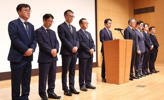 2025년 9월 18일 조좌진 롯데카드 대표 및 경영진이 롯데카드 대규모 해킹 사고 관련 대국민 사과를 하고 있다. 사진=임준선 기자