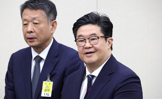 지난해 10월 국회 정무위에서 열린 공정위 등에 대한 국정감사에 증인으로 출석한 김병주 MBK파트너스 회장과 김광일 MBK파트너스 부회장. 사진=박은숙 기자