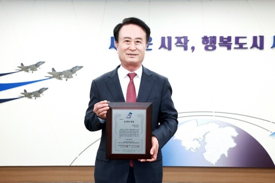 ‘2026 대한민국 유권자 대상’ 수상 기념촬영 모습. 사진=사천시 제공