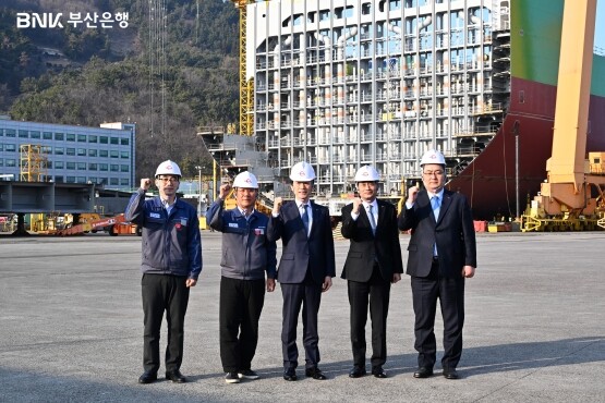 HSG성동조선 방문 기념촬영 모습. 사진=부산은행 제공
