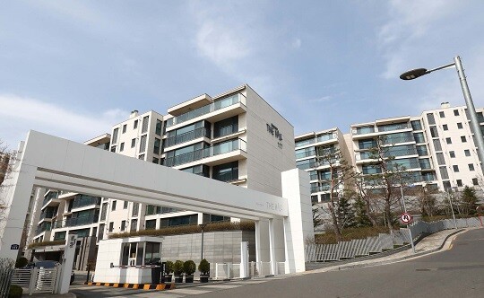설 연휴 첫날 서울 용산구 한남동 소재 최고급 아파트 단지 한남더힐의 커뮤니티 시설 내 사우나에서 화재가 발생했다. 사진=임준선 기자