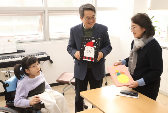 중증장애인 복지시설인 양지의 집을 찾은 김동연 지사와 정우영 여사. 사진=경기도