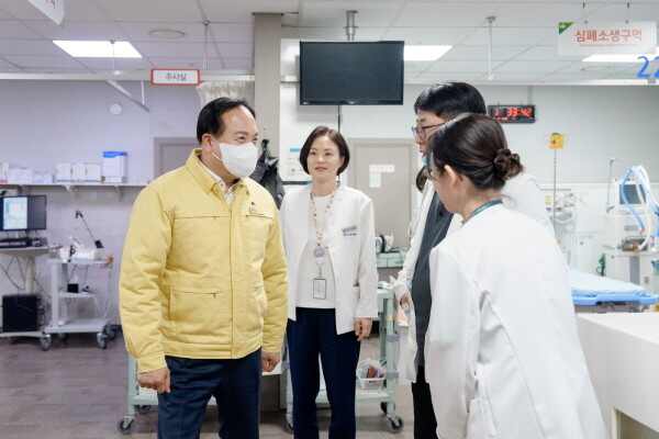 이권재 오산시장이 설 연휴 대비 응급의료기관 비상진료체계 현장점검을 실시하고 있다. 사진=오산시 제공