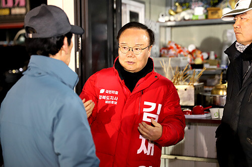 김재원 경북지사 예비후보가 15일 영덕군 강구면 강구항 수협위판장을 방문해 어업인들과 만나 지역 수산업 활성화 방안을 논의하고 있다. 사진=예비후보 사무소 제공