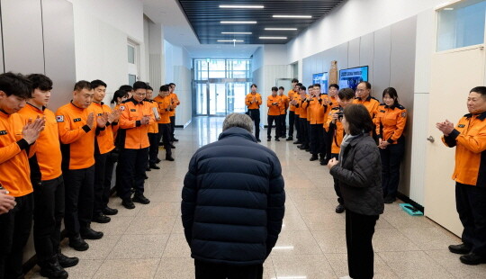 14일 수원남부소방서를 찾아 고개 숙여 인사하는 김동연 지사. 사진=경기도