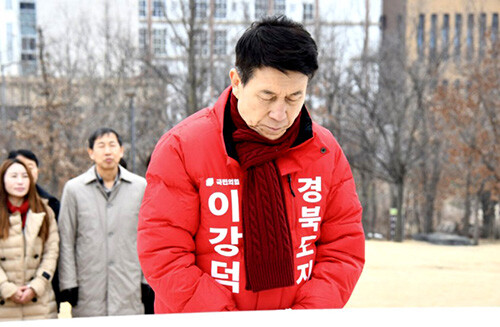 이강덕 경북지사 예비후보가 안동 천년숲에 위치한 박정희 전 대통령 동상을 찾아 참배하고 있다. 사진= 이강덕 예비후보 사무소 제공
