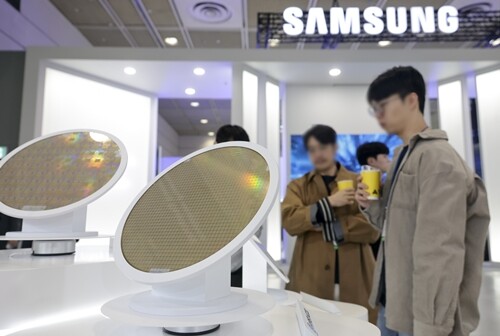 지난해 10월 23일 서울 강남구 코엑스에서 열린 제27회 반도체 대전(SEDEX 2025)을 찾은 관람객이 다양한 반도체 회사 부스를 둘러보고 있다. 사진=박정훈 기자