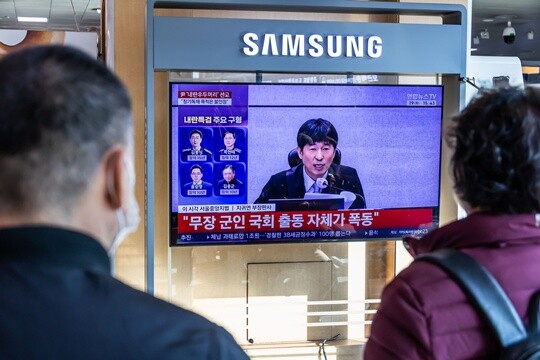 2월 19일 서울역 대합실에서 시민들이 12·3 비상계엄 관련 내란 우두머리 혐의로 기소된 윤석열 전 대통령에 대한 1심 선고공판 TV 생중계를 시청하고 있다. 이날 서울중앙지법 형사합의25부(지귀연 부장판사)는 윤 전 대통령에게 무기징역을 선고했다. 사진=최준필 기자