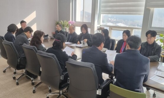 기장군 관계자들이 지역제품 구매확대를 위한 회의를 진행하는 모습. 사진=기장군 제공