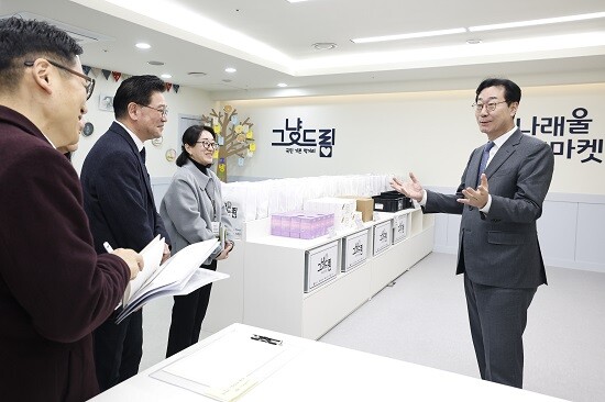 정명근 화성특례시장이 리모델링 중인 그냥드림 사업장 내부를 점검하고 있다. 사진=화성특례시 제공
