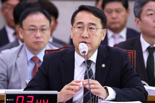 김인호 산림청장이 2025년 10월 20일 국회 농림축산식품해양수산위원회에서 열린 산림청 등에 대한 국정감사에서 위원 질의에 답하고 있다. 사진=박은숙 기자