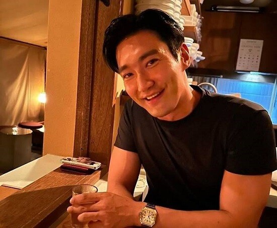 윤석열 전 대통령의 1심 무기징역 선고를 비판하는 듯한 글을 올렸던 그룹 슈퍼주니어 멤버 겸 배우 최시원이 전 한국사 강사 전한길로부터 콘서트 참석 '러브콜'을 받았다. 사진=최시원 인스타그램 캡처