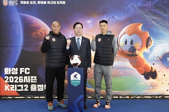 왼쪽부터 차두리 감독, 정명근 화성특례시장, 이종성 선수. 사진=화성특례시 제공