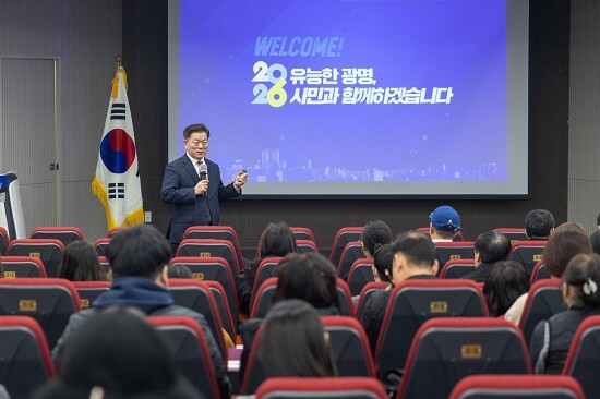 박승원 광명시장이  21일 '2026년 시민과의 대화-토요일에 만나요!'를 진행하고 있다. 사진=광명시 제공