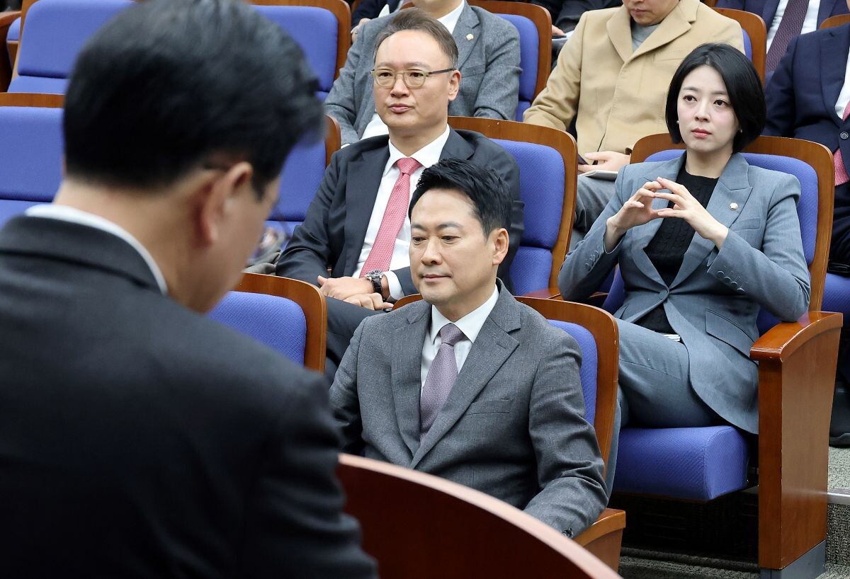 장동혁 대표와 배현진 의원이 23일 국회에서 열린 의원총회에서 송언석 원내대표의 발언을 경청하고 있다. 사진=연합뉴스