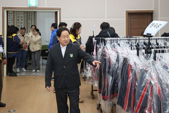 주광덕 남양주시장이 21일 호평 교복은행을 찾아 교복 판매 현장을 살펴보고 있다. 사진=남양주시 제공