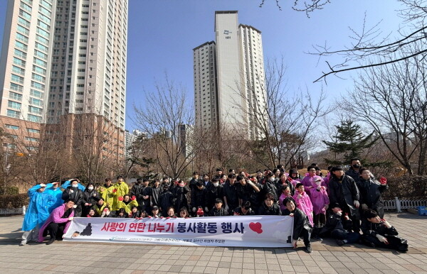 연탄봉사에 참여한 자원봉사자들이 단체 기념촬영을 하고 있다. 사진=인천환경공단 제공