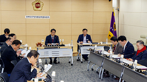 경북도의회 경북대구행정통합특별위원회가 23일 의회에서 제4차 회의를 갖고 있다. 사진=경북도의회 제공