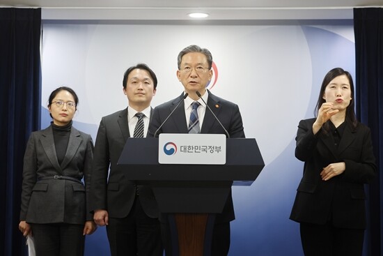정성호 법무부 장관이 대한민국 정부가 미국계 사모펀드 엘리엇 매니지먼트(이하 엘리엇)를 상대로 제기한 국제투자분쟁(ISDS) 중재판정 취소소송에서 최종 승소한 사실을 브리핑하고 있다. 사진 = 연합뉴스
