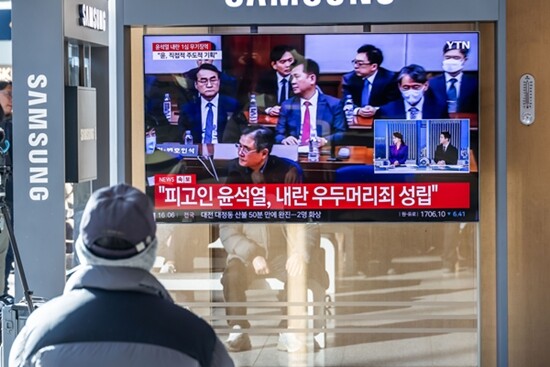 12·3 비상계엄 사태와 관련해 내란 우두머리 혐의로 기소돼 1심에서 무기징역을 선고받은 윤석열 전 대통령이 항소했다. 사진은 선고 당시 서울역 대합실에서 중계되던 재판 사진. 사진 = 최준필 기자