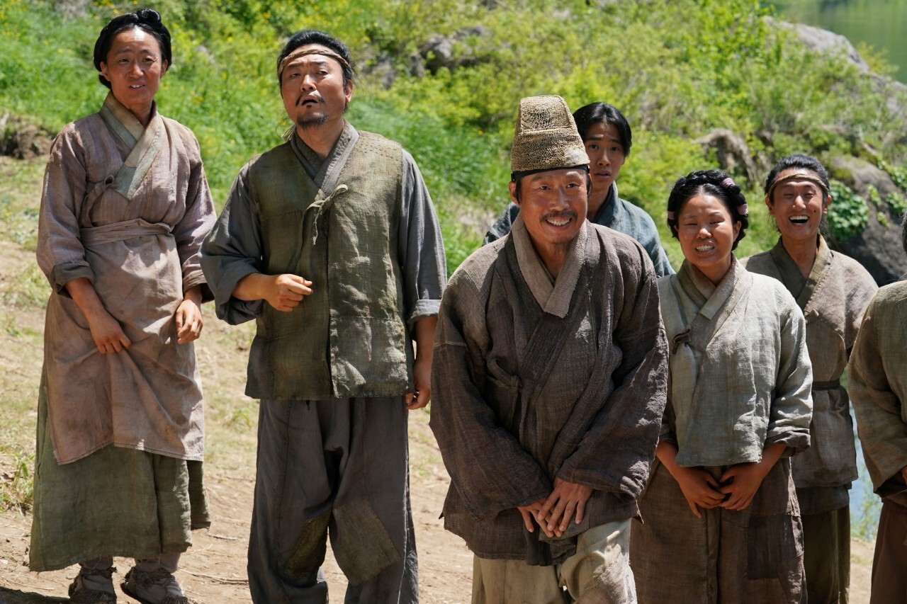 영월 산골마을 광천골 사람들은 단종 사후에도 무탈하게 지낸 것으로 보인다. 사진=영화 ‘왕과 사는 남자’ 스틸컷
