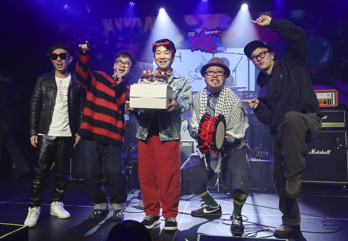 '경록절' 공연 중 생일 주인공인 한경록이 생일 케이크를 받고 있다.