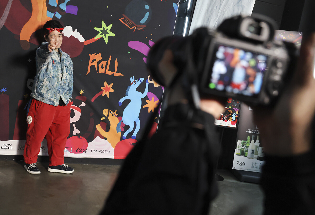 '경록절' 주인공 한경록이 카메라 앞에서 포즈를 취하고 있다.