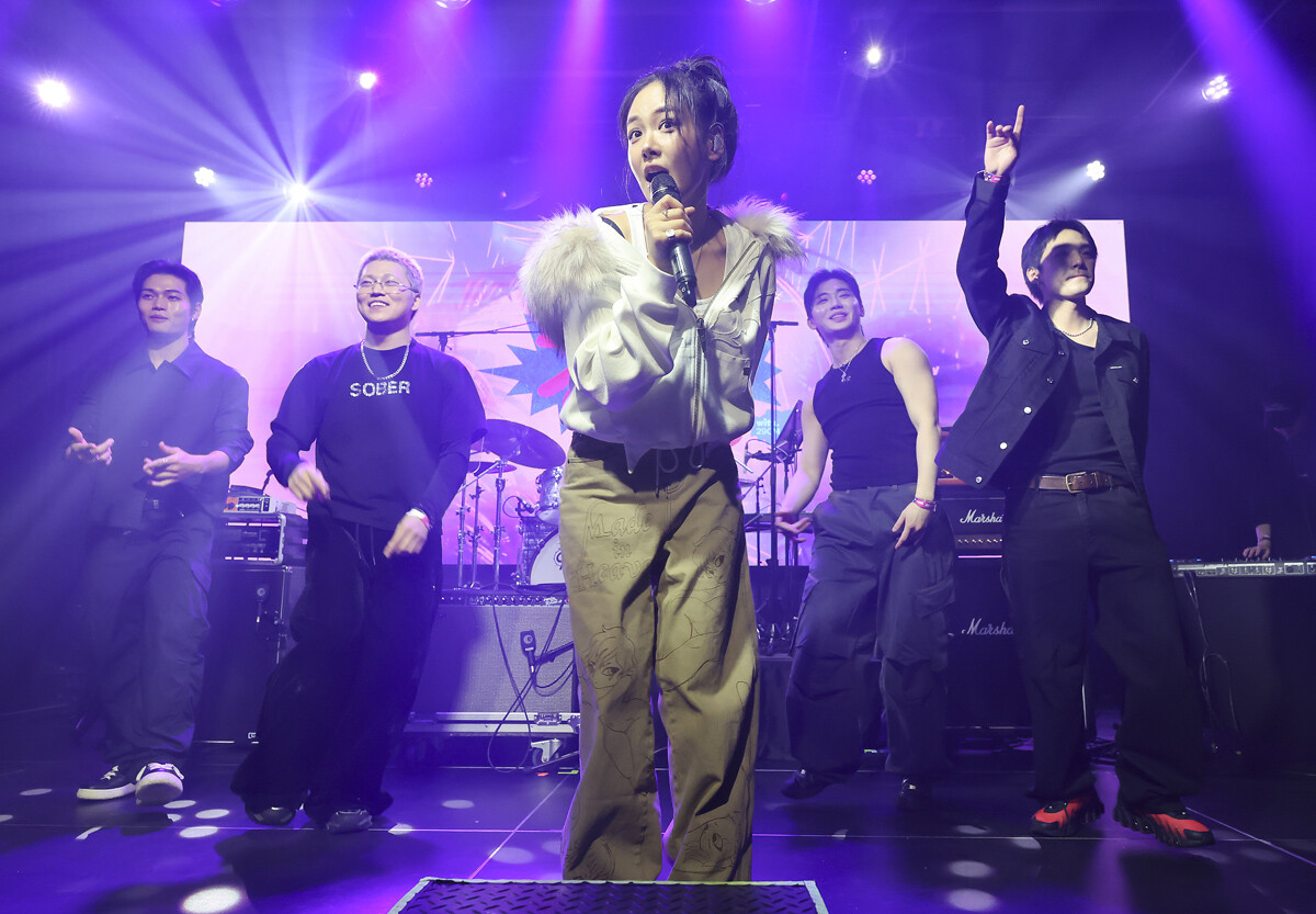 예능 '나혼자 산다'에서 한경록이 직접 섭외한 가수 비비가 무대를 선보이고 있다.